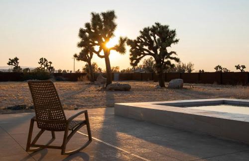 Yucca Valley House | Sol e Cielo Casa Una rare luxury oasis and pool