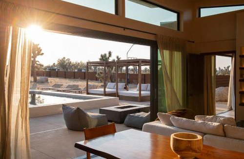 Yucca Valley House | Sol e Cielo Casa Una rare luxury oasis and pool