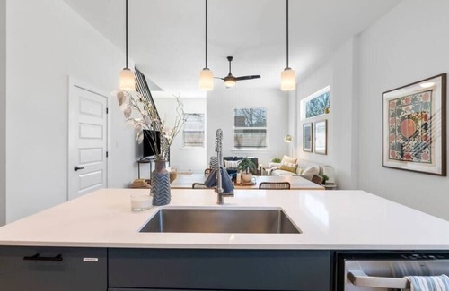 Montopolis House | Sol House . Curated for Groups . 3 min to Airport
