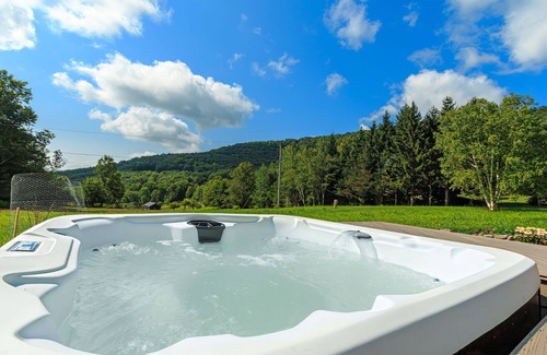 Margaretville Ski Chalet | SOL® Catskills Mnt view, Sauna, Hot Tub, Fire Pit, Min to Plattekill & Belleayre