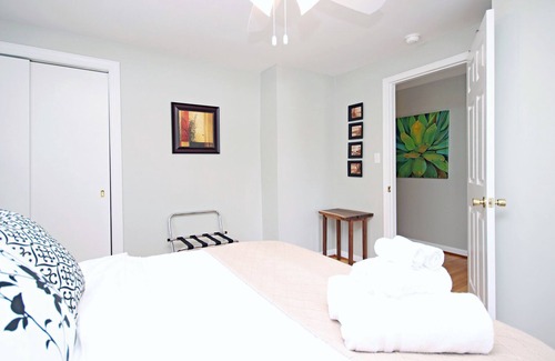 Venable House | Sol, Washington Park, 2 bed, 1 bath entire home