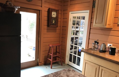 Charlottesville House | Solar, 2 BR, 1 Bath, UVa, Preston, Downtown, EV charger