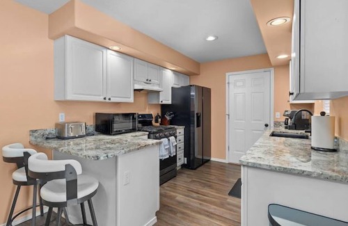 Keizer House | Solar Half-Plex with Chic Style in Country Glen