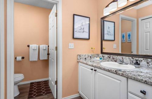 Keizer House | Solar Half-Plex with Chic Style in Country Glen