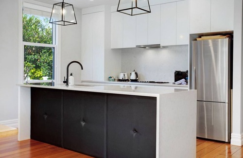Mount Albert House | Solara Executive Villa with Air-Con and Backyard