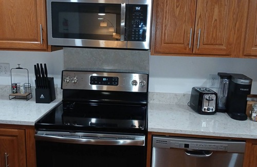 Reynolds Corners House | Solar-powered home sleeps 11 near golf courses, hockey & baseball.