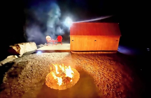 Redmond Cabin | Solar powered little cabin. Private deck and remote setting; minutes from town.