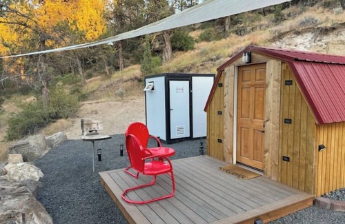 Redmond Cabin | Solar powered little cabin. Private deck and remote setting; minutes from town.