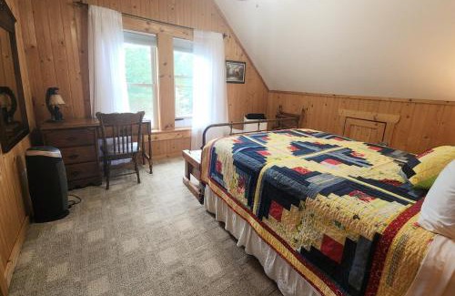 Sweetbriar Farms House | Solar powered log cabin with mountain views, 3acres