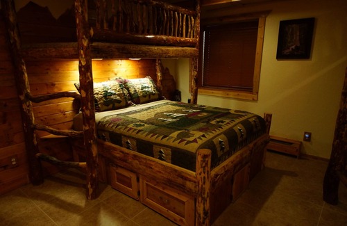 Fairview Cabin | Solar & Wind Powered Lodge on 160 Acres - Discount for 3+ nights