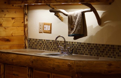 Fairview Cabin | Solar & Wind Powered Lodge on 160 Acres - Discount for 3+ nights