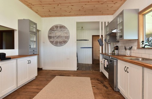 Fordwich House | Soldiers Cottage picturebook vineyard home in cute Hunter Valley village