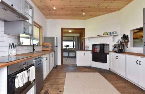 Fordwich House | Soldiers Cottage picturebook vineyard home in cute Hunter Valley village