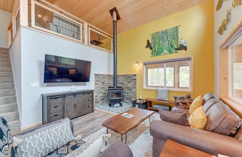 Kalifornsky House | Soldotna Home with 2 Living Areas and Spacious Porch