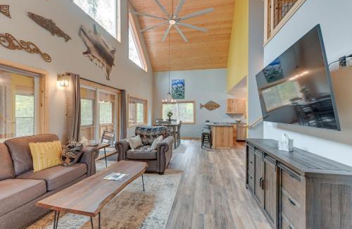Kalifornsky House | Soldotna Home with 2 Living Areas and Spacious Porch
