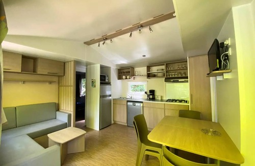 Puybrun House | SOLE CAMPING * - Mobil'home Trigano GRAND CONFORT 3 chbres 6 pers + 1 bébé, TV 6 à 7 personnes - 6 pers. inclus dans le tarif