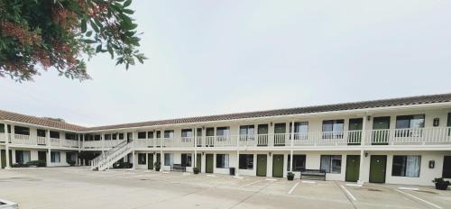 Soledad Hotel | Soledad Motel 8