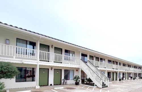 Soledad Hotel | Soledad Motel 8