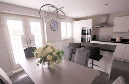 Portsmouth House | Solent Heights Modern Luxury with Hot Tub & Garden Sleeps 8