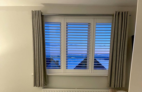 Portsmouth House | Solent Heights Modern Luxury with Hot Tub & Garden Sleeps 8