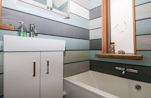 Hill Head Cottage | SOLENT SEA VIEW, pet friendly, character holiday cottage in Fareham