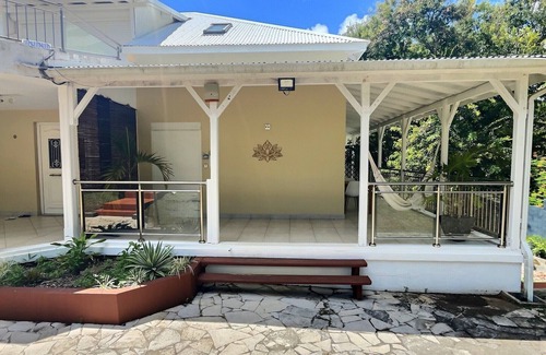 Dampierre Apartment | Soleyah- Cosy Studio with swimming pool 5 minutes from the beach.