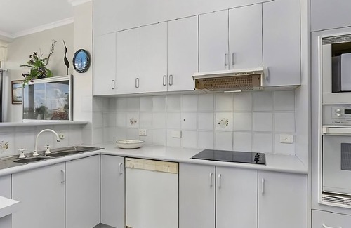 Sawtell Apartment | Solitaire 1 is a spacious two bedroom apartment in central Sawtell, walking distance to the beach