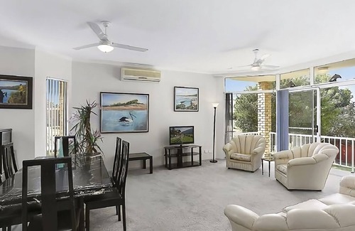 Sawtell Apartment | Solitaire 1 is a spacious two bedroom apartment in central Sawtell, walking distance to the beach