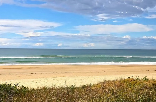 Sawtell Apartment | Solitaire 1 is a spacious two bedroom apartment in central Sawtell, walking distance to the beach