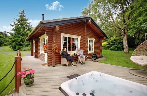 Bingley Cabin | Solitude - 5 Star - Pet Friendly - Hot Tub - Scandinavian Log Cabin