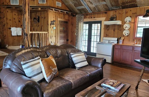 Leakey Cabin | Solomon's Den - A Romantic Hill Country Escape