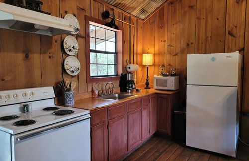 Leakey Cabin | Solomon's Den - A Romantic Hill Country Escape