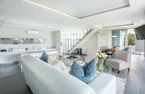 Kommetjie House | Solstice, a stone's throw from Long Beach, surfing Mecca of the Cape.