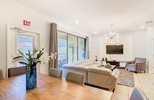 Loughman Villa | Solterra Stunning 5BR Home, Pool, Sunset Views