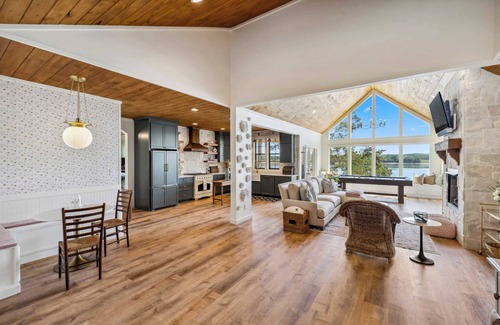 Dandridge House | Someday Cottage, Luxury Lakefront Views for 6 withPool & Billiards!