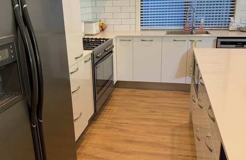 Somerset Dam House | Somerplace at Somerset Village, Somerset Dam. Sleeps 8.