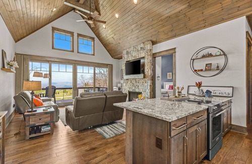 Elk Park House | Sommer Hus at Eagles Nest: Pet Friendly Single Level
