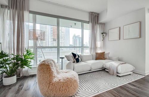 Toronto Entertainment District Condo | Somnus Luxury 1 bedroom downtown Toronto. Full condo.
