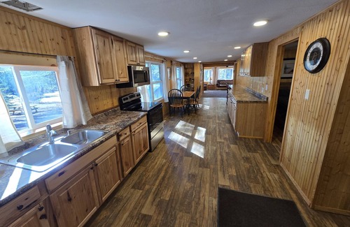 Tomahawk Cabin | Somo River Home - Fire Pit, Dog Friendly, W&D, Kayaks, Canoe