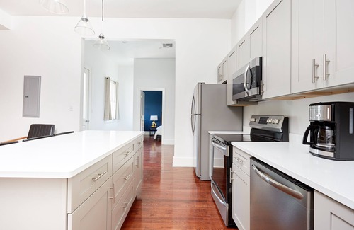 Faubourg Delachaise Apartment | Sonder at Delachaise Row | Three-Bedroom Apartment w/ Balcony