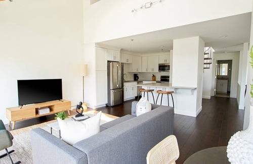 SoNo Apartment | Sonder Baltimore Place | Lofted Three-Bedroom Apartment w/Balcony
