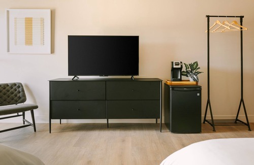 Newport Shores Apartment | Sonder Solarena | Double Queen Room w/Balcony