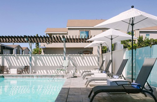 Newport Shores Apartment | Sonder Solarena | Double Queen Room