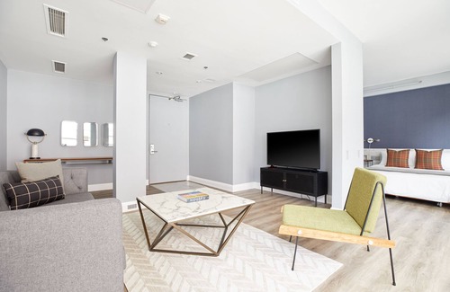 Fashion District Apartment | Sonder The Slate | Queen Suite