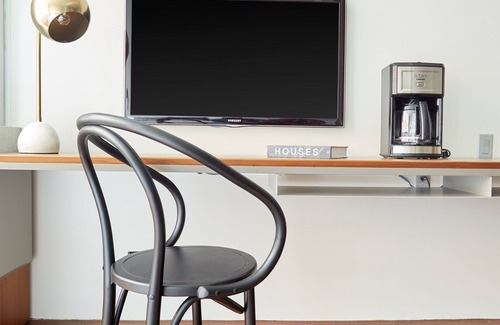 Fashion District Apartment | Sonder The Slate | Queen Room