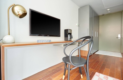 Fashion District Apartment | Sonder The Slate | Queen Room