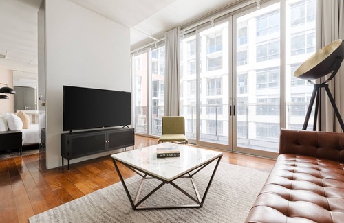 Fashion District Apartment | Sonder The Slate | Stellar King Suite w/Balcony