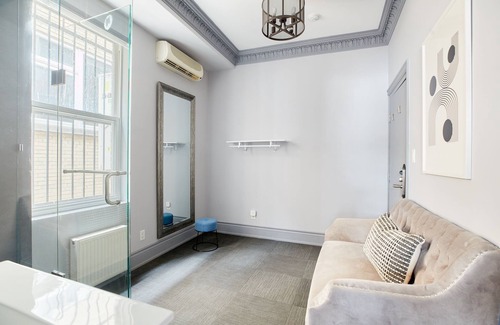 Church and Wellesley Apartment | Sonder The Wellesley | Superior Queen Room
