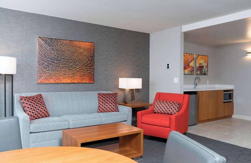 East Paris Hotel | Sonesta Hotel Grand Rapids Airport