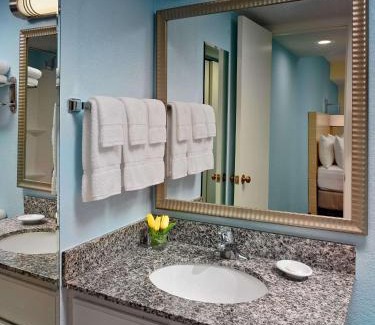 Middleburg Heights Hotel | Sonesta Simply Suites Cleveland Airport